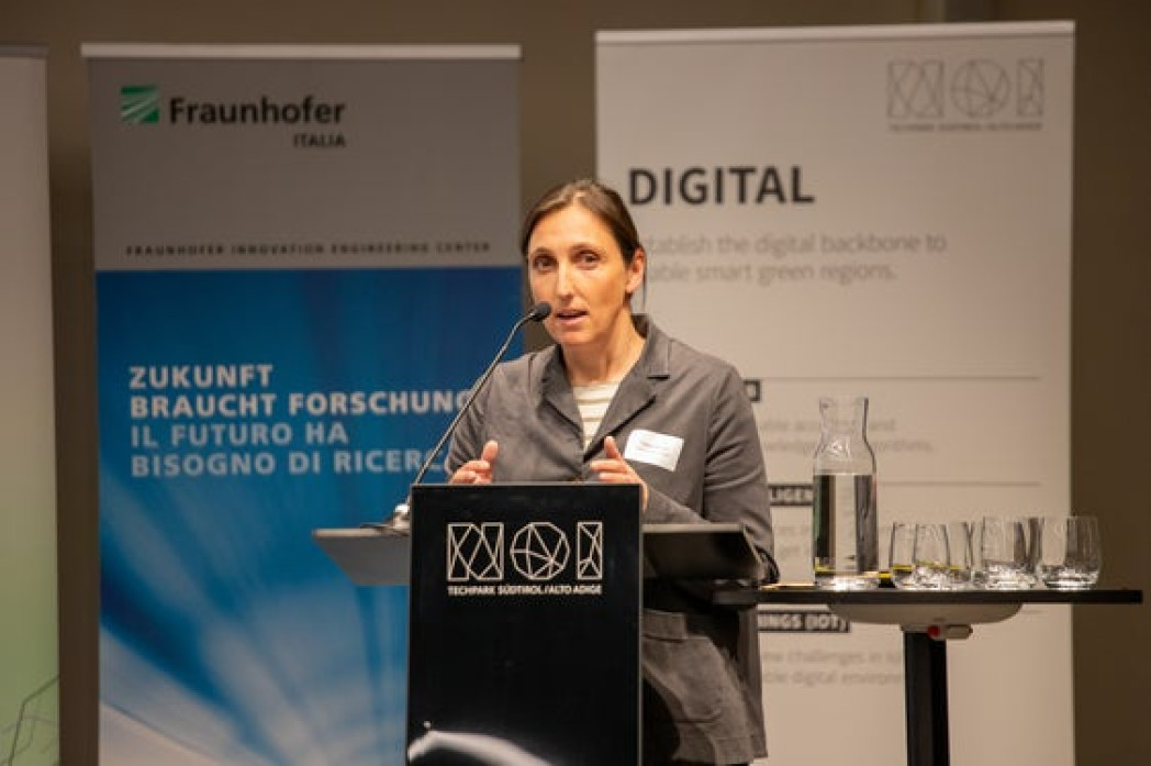 Tanja Mimmo, Prorektorin für Forschung und Innovation der unibz, unterstrich die Notwendigkeit sich mit der KI auseinanderzusetzen. Foto: LPA/Bernhard Aichner