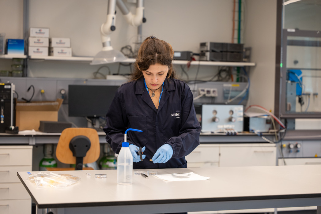 Scienziata al lavoro in laboratorio