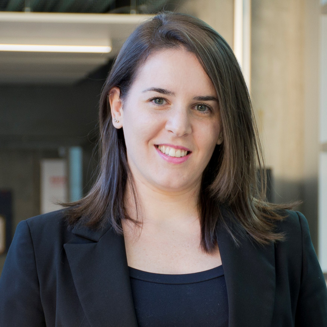 Donna sorride alla fotocamera