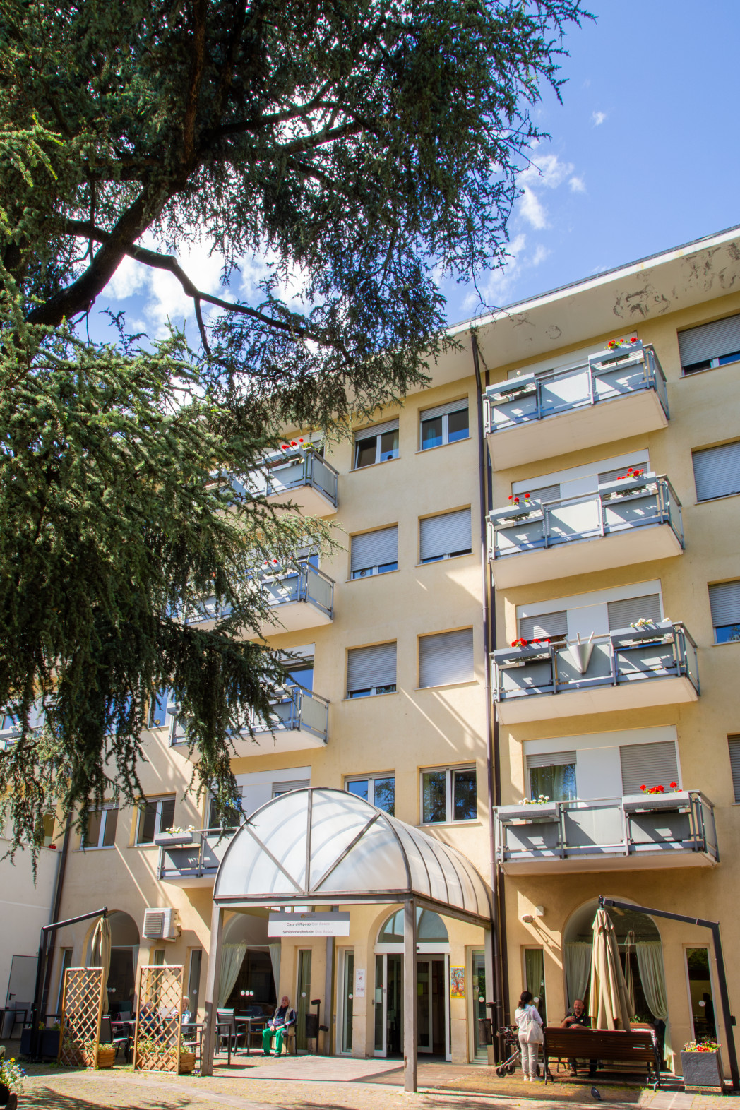 Facciata della casa di riposo con entrata, balconi e finestre