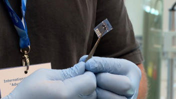 Gesundheitscheck anhand von Schweiß: Tragbarer flexibler Sensor soll Analysen ohne Nadel ermöglichen