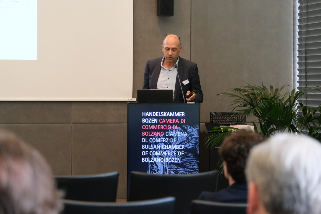 Prof. Matthias Fuchs referiert bei der Tagung