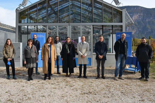 Im Bild v.l.n.r.: Forscherin Erika Corretto, Prof. Sanja Baric, Forscher Mauro Maver, Prof. Luisa Petti, Prof. Hannes Schuler, Prof. Tanja Mimmo, Dekan Prof. Marco Gobbetti, Direktor Günther Mathá, Koordinator Prof. Carlo Andreotti und Prof. Sergio