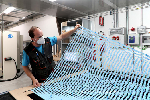 Roland Verber mit den Platten beim Laserschnitt