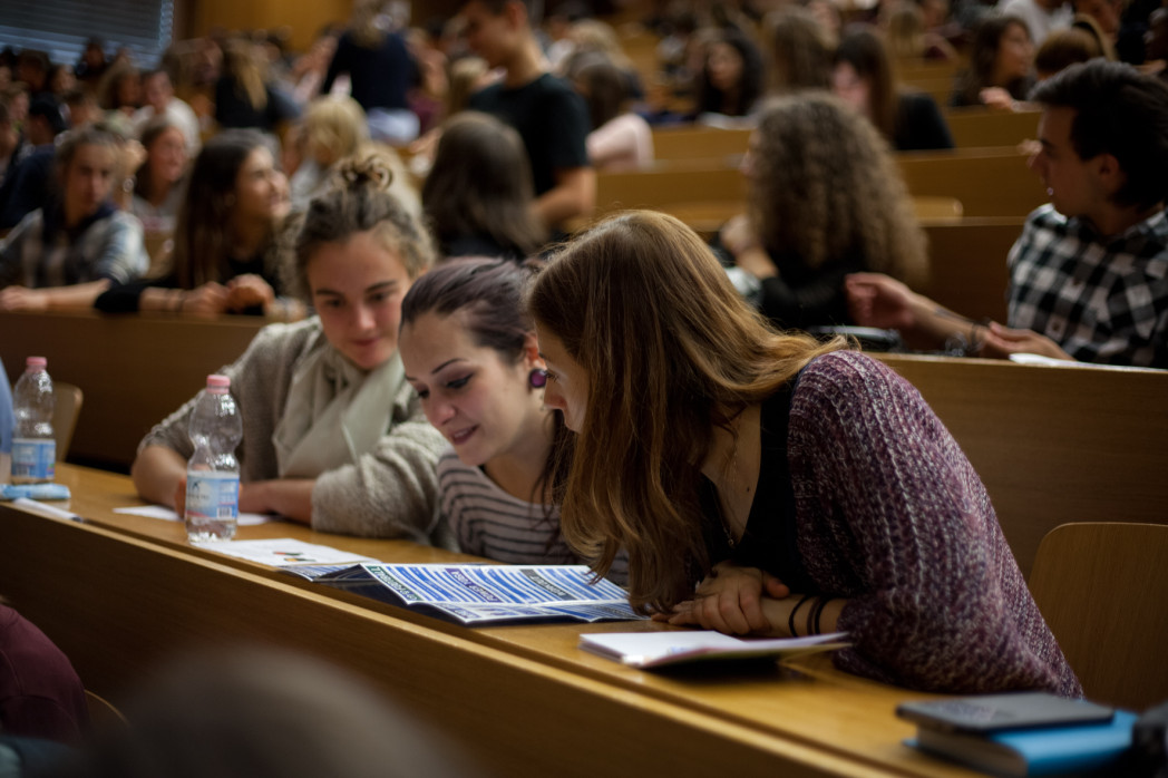Gruppe von Studierenden in Hörsaal