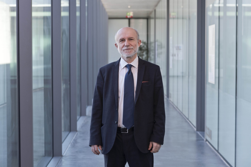 Il prof. Federico Corni nel corridoio della sede di Bressanone.