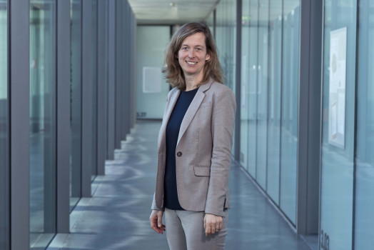 Professorin Jeannette Hoffmann steht auf Gang der Fakultät in Brixen.