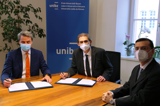 Im Bild bei der Unterzeichnung v.l.n.r.: Christian Unterkircher, Prof. Paolo Lugli und Prof. Paolo Perego.