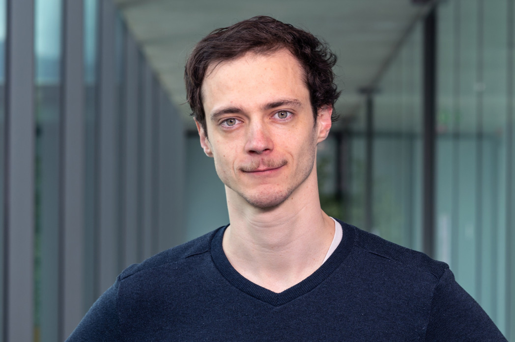 Porträtbild von Forscher Kokkelmans auf Gang von Campus Brixen