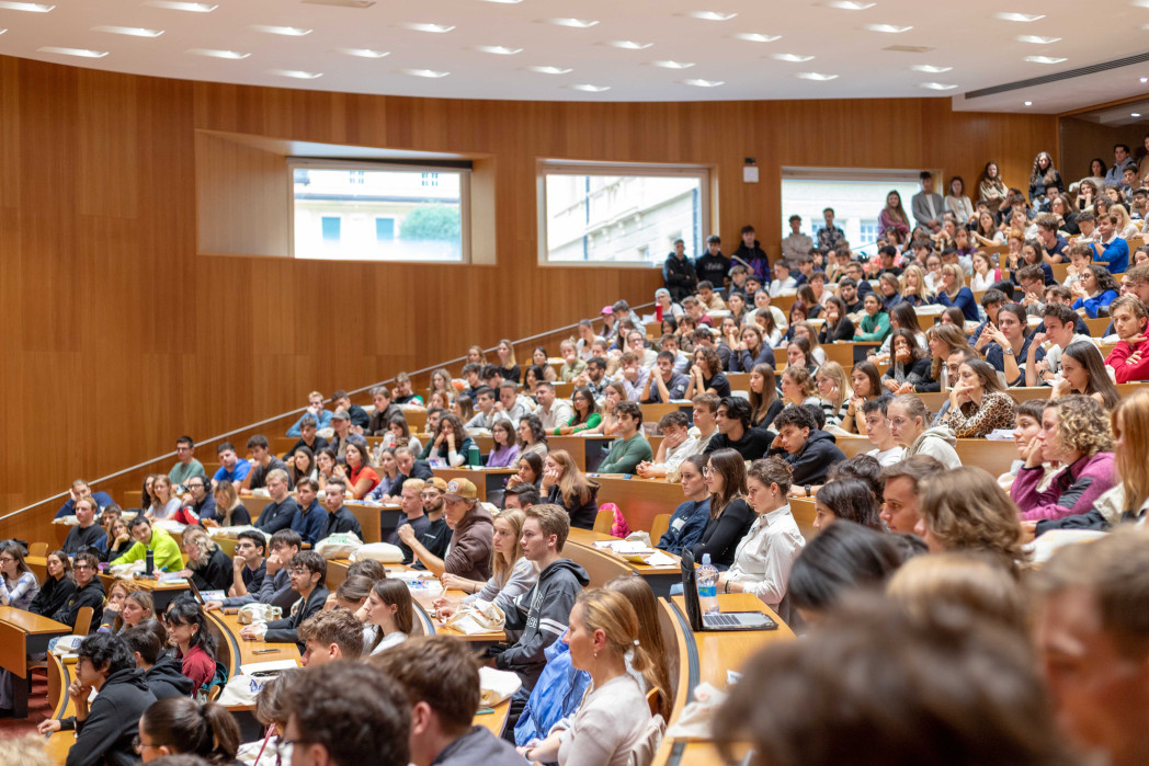 Un’aula Magna gremita di studenti e studentesse