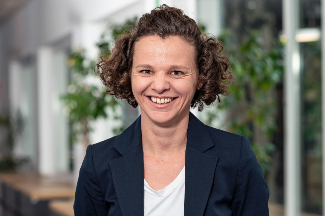 Porträt von Professorin Gsottbauer am Gang des Campus Bozen