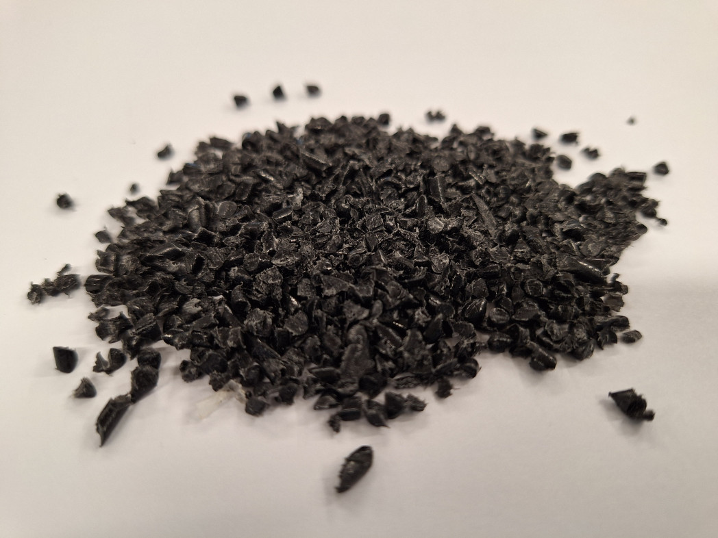 Alcuni frammenti di plastica colorati con la carbonella, o char, ottenuta dal processo di gassificazione del legno.