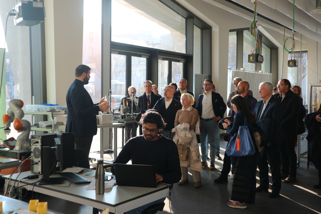 I membri del Rotary Club nello Smart Mini Factory Lab.