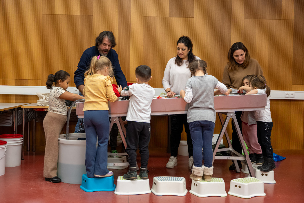 Andrea Andreoli con i bambini e le insegnanti durante una lezione del "Progetto Fiume"