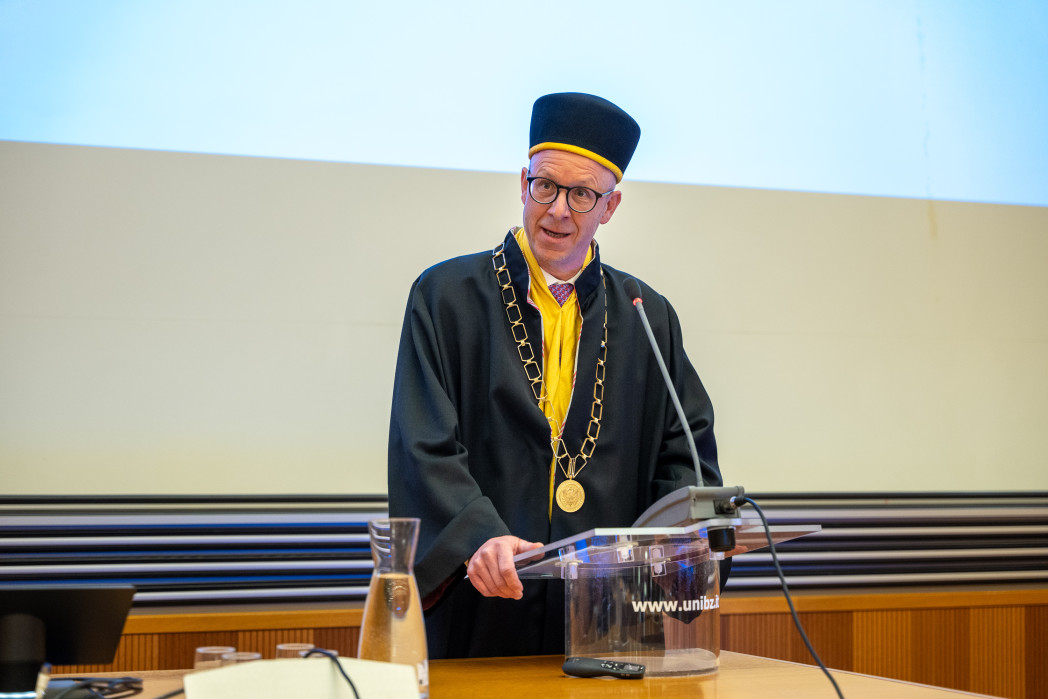 Der Rektor, Prof. Alex Weissensteiner, während seiner Rede. 