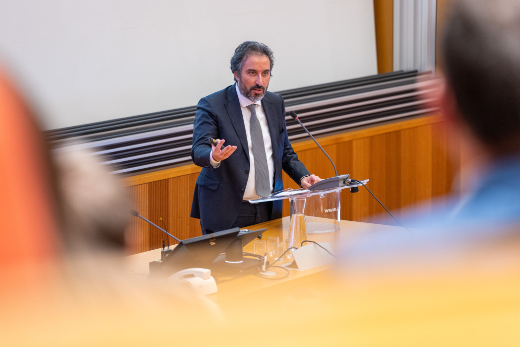 Francesco Billari, Rektor der Universität Bocconi in Mailand, während seiner Ansprache.