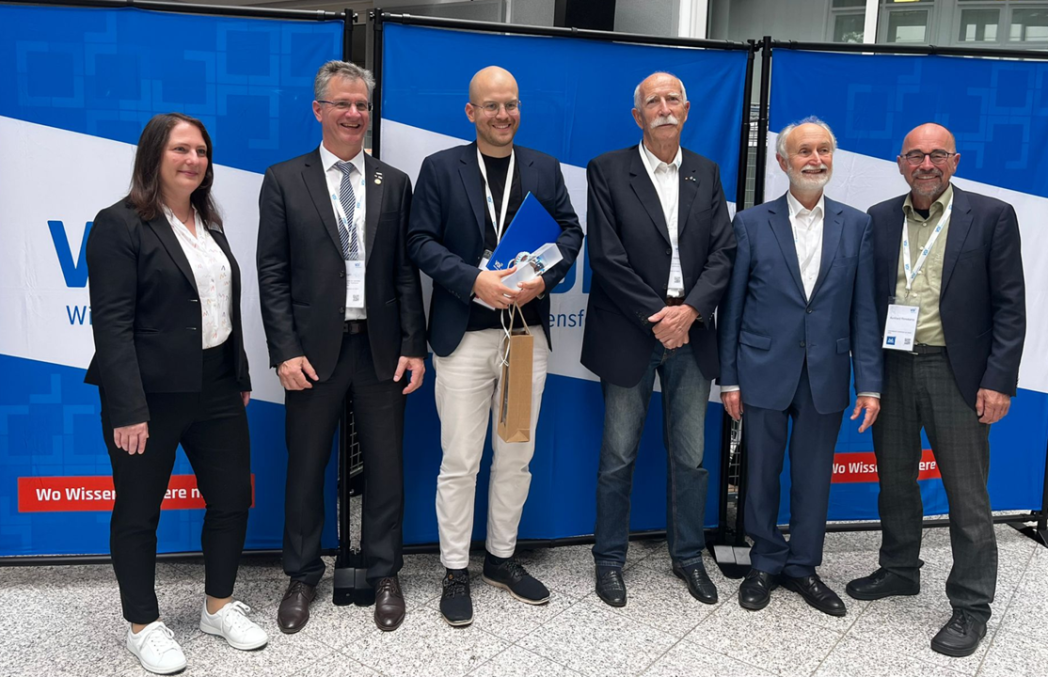 Lorenzo Pagliari receives the award from 5 engineers of the VDI.