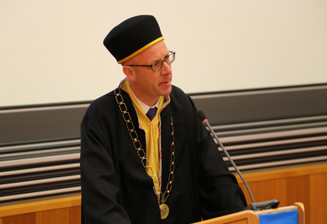 Rektor Alex Weissensteiner während der Diplomverleihung.