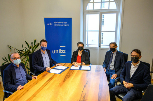 Im Bild v.l.n.r.: lvh.apa Direktor Thomas Pardeller und Präsident Martin Haller, Universitätspräsidentin Prof. Ulrike Tappeiner, Rektor Prof. Paolo Lugli und Direktor Günther Mathá.
