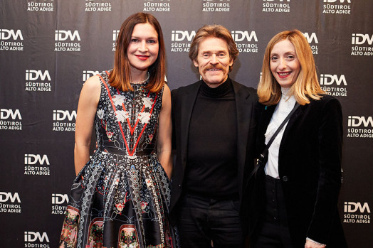 IDM_10years: v.l.n.r. Birgit Oberkofler, Willem Dafoe und Marta Donzelli, die Produzentin von „Siberia“ von Abel Ferrara, der 2020 im Wettbewerb der Berlinale lief und gänzlich in Südtirol gedreht wurde.