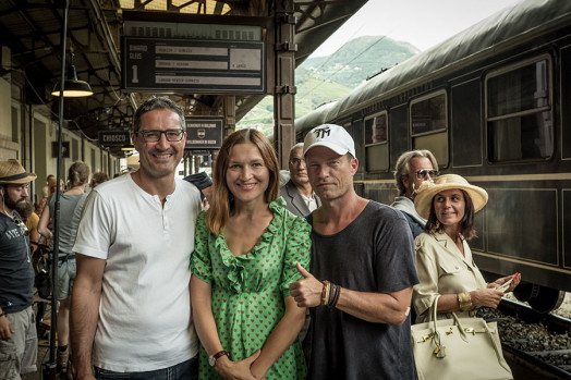Am Set von „Head full of Honey“ am Bahnhof Bozen, v.l.n.r. Landeshauptmann Arno Kompatscher, Birgit Oberkofler, Til Schweiger