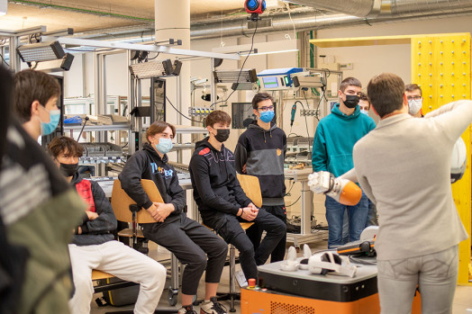 Schüler*innen in der Smart Mini Factory