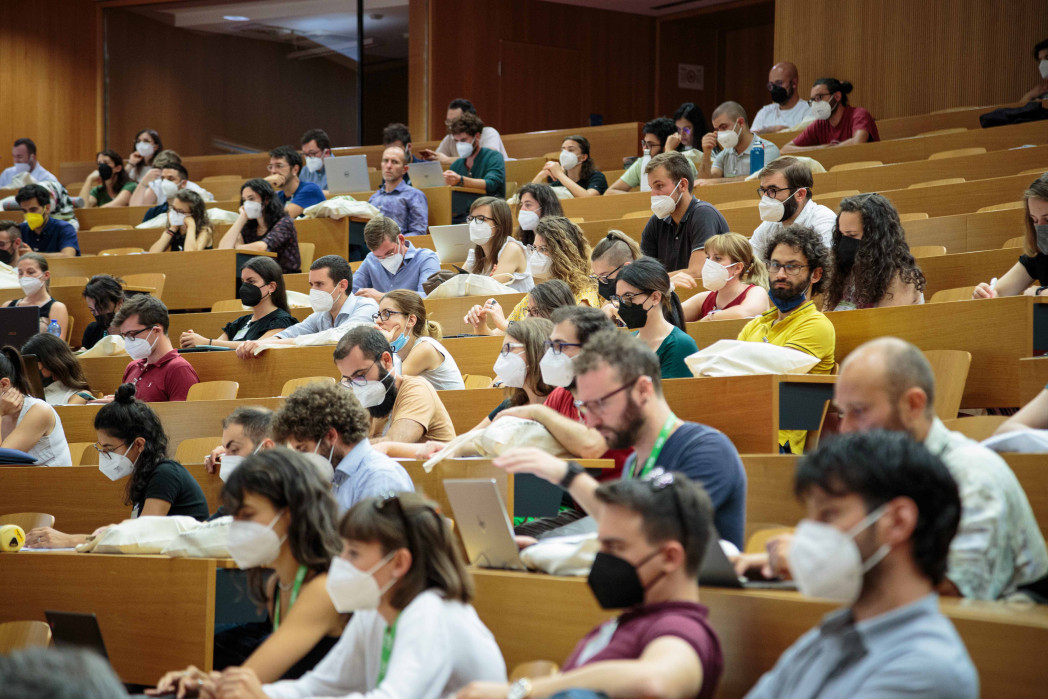Un'aula magna con persone che indossano tutte la maschera per la prevenzione del Covid 19.