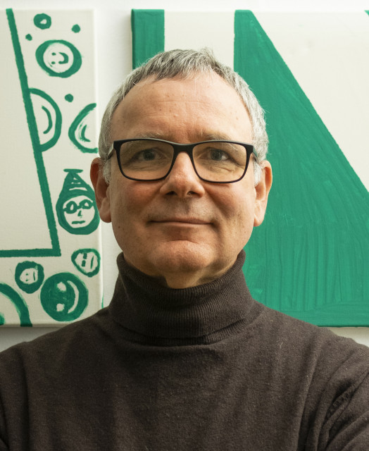 Porträtbild des Landschaftsarchitekten Andreas Kipar mit schwarzem Rolli vor weiß-grünem Hintergrund