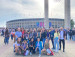 Gruppe von Studentinnen vor der Berliner Olympiahalle