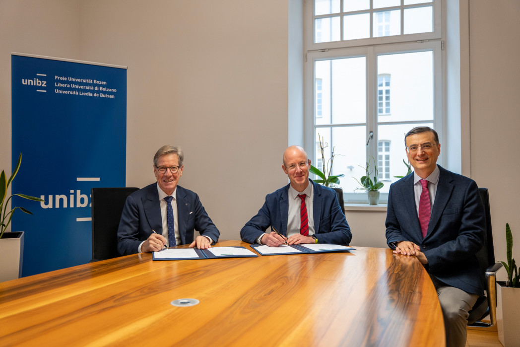 v.l.n.r.: Herbert Von Leon, Rektor Prof. Alex Weissensteiner und Prof. Paolo Perego