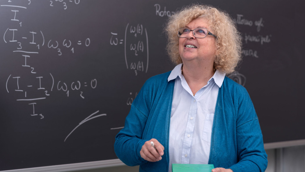 La professoressa Maria Letizia Bertotti é davanti una lavagna. Sulla lavagna ci sono fatture. 