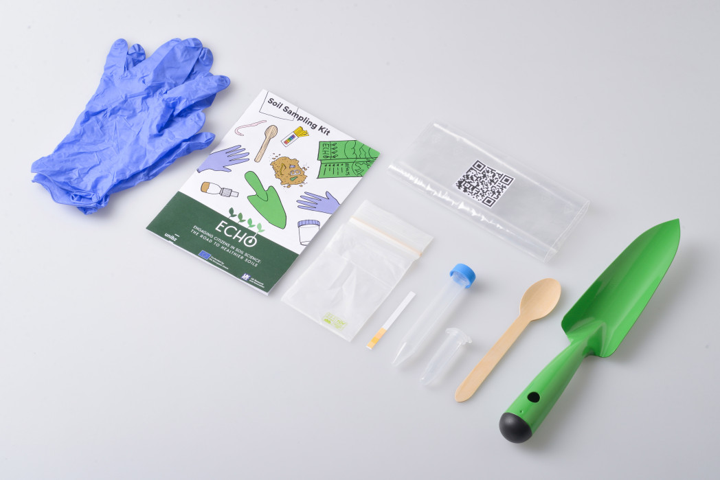 Handschuh, Schaufel, Schutzhandschuhe, Papierstreifen, Plastiksröhrchen nebeneinander aufgelegt