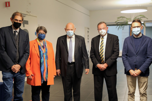 Gruppenfoto im Foyer der Uni mit Rektor Paolo Lugli, Präsidentin Ulrike Tappeiner, Ehrenpräsident Luis Durnwalder, Prof. Michael Gehler und Direktor Günther Mathà.