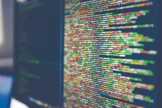Computerbildschirm mit Codes in bunten Farben