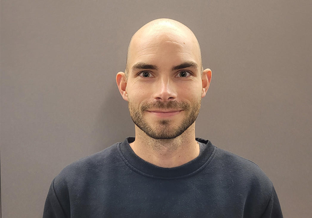 Porträtbild von Eddie Freitag vor einem einfärbigen Hintergrund.