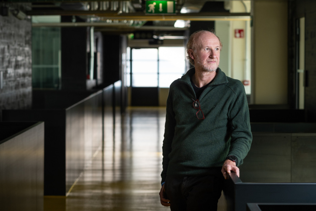 Floriano Zini si trova in un corridoio appoggiata ad una ringhiera.