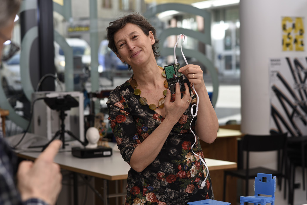 La Professoressa Rosella Gennari spiega qualcosa 