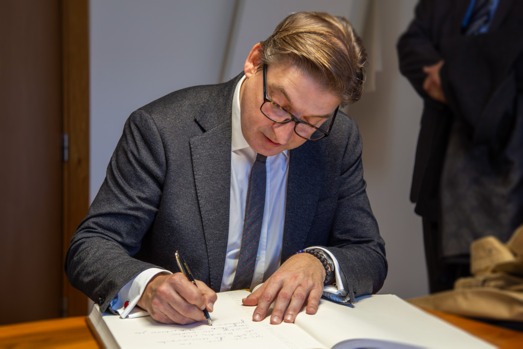 Il Console Generale Gregor Šuc durante l'incontro. 