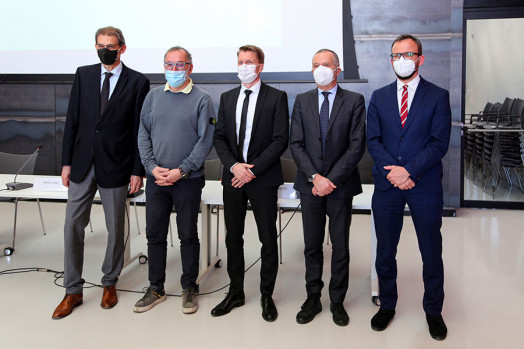 Im Bild v.l.n.r.: Rektor Prof. Paolo Lugli, 3-Sternekoch Norbert Niederkofler, der Direktor des NOI Techparks Ulrich Stofner, Dekan Prof. Marco Gobbetti und Studiengangsleiter Prof. Emanuele Boselli
