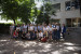 Un gruppo di persone  in un cortile sotto un albero.