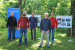 Die Teilnehmer der Pressekonferenz in einem Gruppenbild auf grünem Rasen:  v.l.Alessandro Andriolo (Amt für Forstplanung), Hannes Schuler (unibz), Stefan Schwembacher und Stefano Endrizzi ((Landespflanzenschutzdienst), Obergärtner Oliver Urlandt