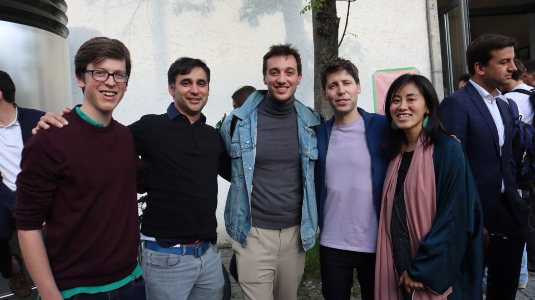 Gruppe von 5 jungen Menschen schaut in Kamera