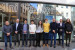 Gruppenfoto mit Vertreten von DUKA, dem Siegerteam und Team von Prof. Matt vor Glasfassade von Smart Mini Factory 