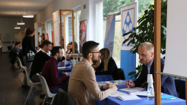 Job-Speed-Dating. Unternehmen treffen Kandidat*innen am Campus Bozen