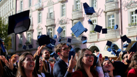 Volti raggianti alla cerimonia di consegna dei diplomi in piazza Walther