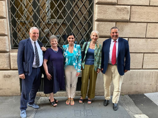 Gruppenfoto von Prof. Vanessa Macchia mit Parlamentarier:innen Julia Unterberger und Luigi Spagnolli sowie Luisa Gnecchi und Vertreter des Ministeriums vor Gebäude in Rom.