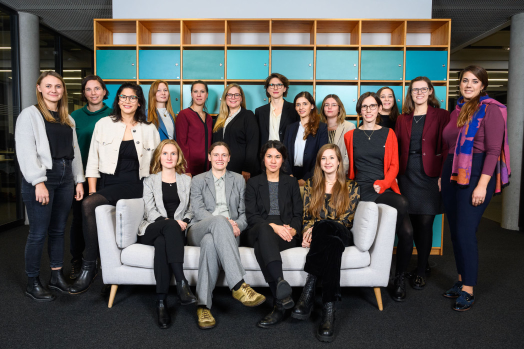 Gruppenbild mit siebzehn Frauen. Vier davon sitzen auf einem Sofa.