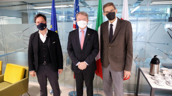 Il console generale americano Robert Needham in visita alla Libera Università di Bolzano
