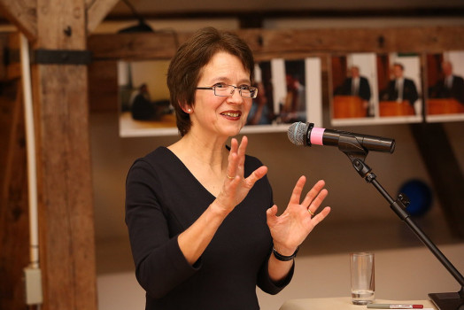 Porträtbild von Prof. Birgit Aschmann in schwarzem T-Shirt mit gestikulierenden Händen