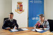 Präsidentin Tappeiner und Inspektor Di Cuffa setzen Unterschrift unter Abkommen.